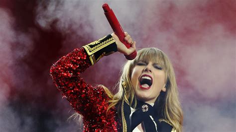 Taylor Swift Announces Massive “Red (Taylor’s Version)” Tracklist | Teen Vogue