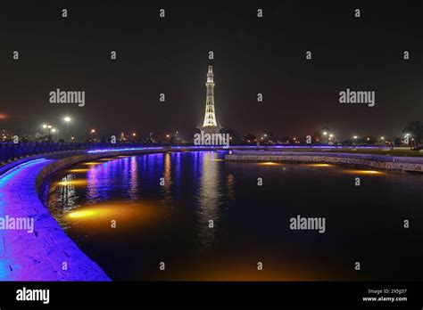 Night view of Minar e Pakistan Stock Photo - Alamy