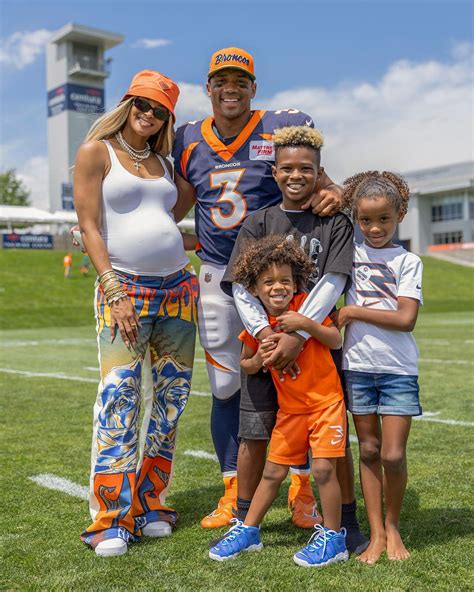 Pregnant Ciara poses for family photo with Russell Wilson, three kids ...