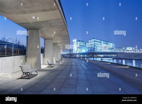 Berlin, Hauptbahnhof bei Nacht Stock Photo - Alamy