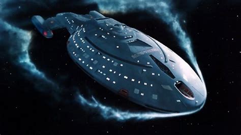 See The Voyager-B Just Unveiled By Star Trek, Successor To Janeway's Ship | GIANT FREAKIN ROBOT