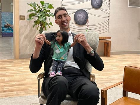 World’s tallest man and shortest woman reunite after six years in California