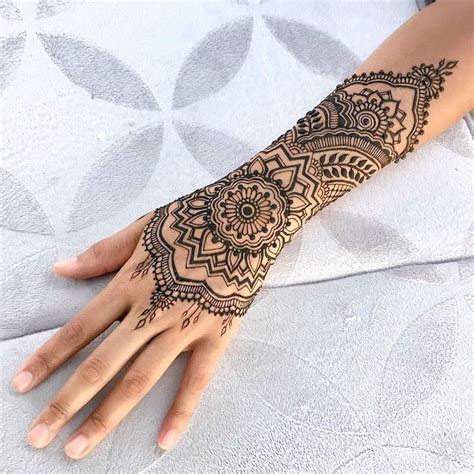 What is a Henna Tattoo? Everything You Need to Know.