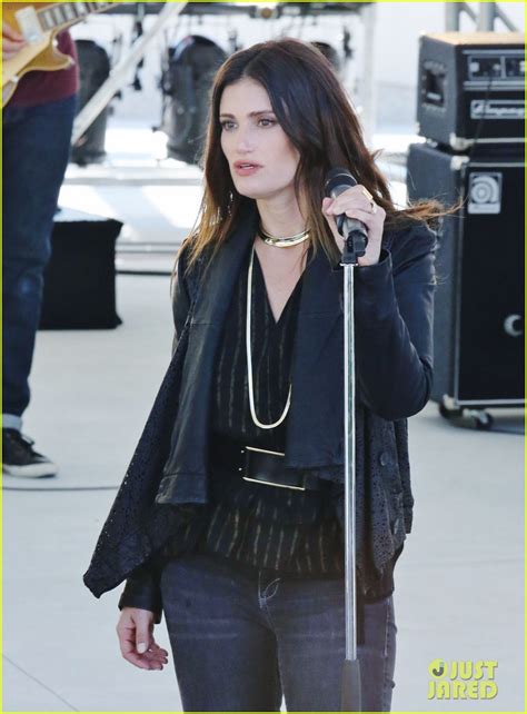 Photo: idina menzel sings on the set of beaches remake 15 | Photo ...