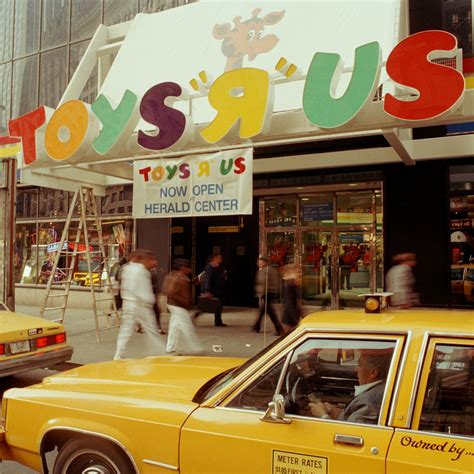 Former Toys ‘R’ Us Kids Say Goodbye as Final Store Closes - WSJ