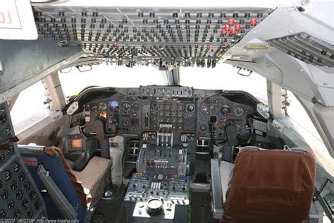 Boing 747-200 cockpit (9 pics)