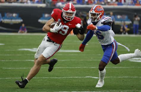 Brock Bowers with spectacular touchdown reception for Georgia