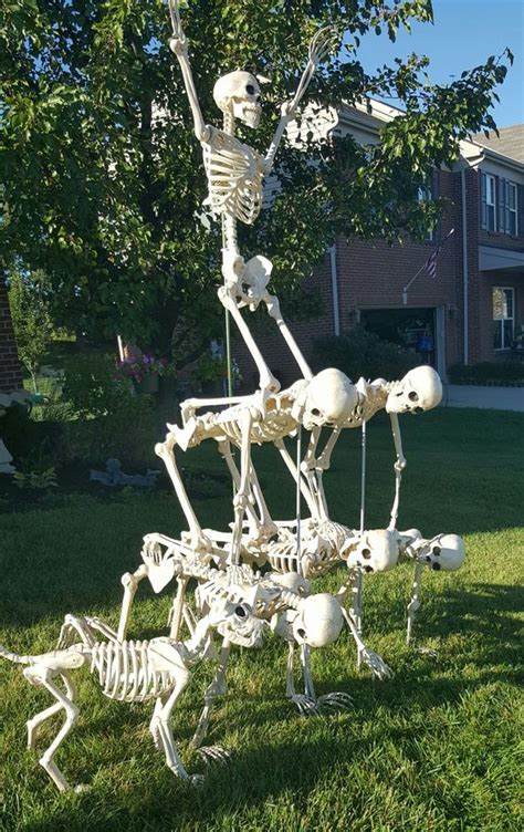 44 Hilarious Skeleton Halloween Decor Ideas - DigsDigs