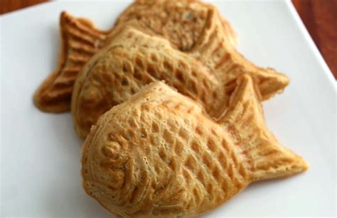 Fish-shaped bread with sweet red bean filling (Bungeoppang) recipe - Maangchi.com