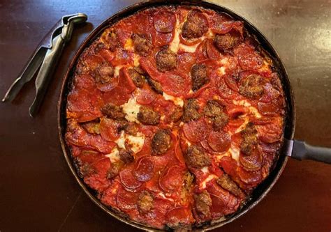 Pequod's Pizza (Morton Grove) Restaurant in Chicago | diningchicago.com