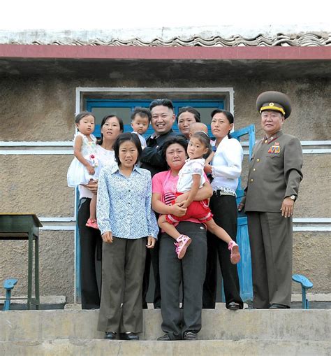 Kim Jong Un Family Photo: North Korean Leader Poses With Terrified-Looking Family | HuffPost