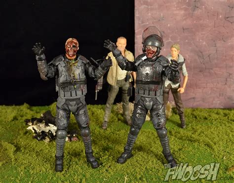 McFarlane Toys – The Walking Dead: Riot Gear Zombie and Gas Mask Riot ...