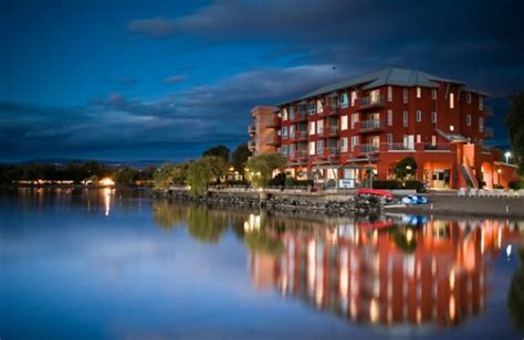 Manteo Resort Waterfront Hotel & Villas (Kelowna, British Columbia ...