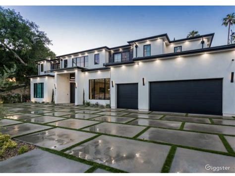 Modern mansion | Rent this location on Giggster