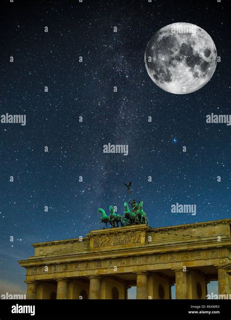 Brandenburg Gate night Stock Photo - Alamy