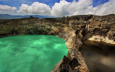 Kelimutu - volcano with differently colored crater lakes | Wondermondo