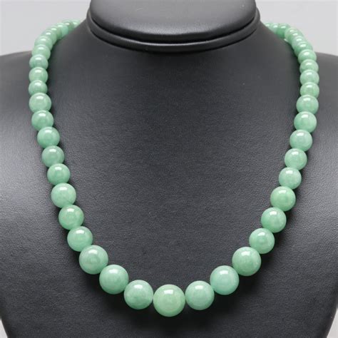 14K Yellow Gold Graduated Jadeite Bead Necklace | EBTH