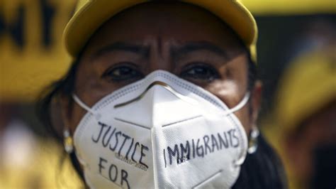 How does the pandemic affect undocumented migrants in the US?