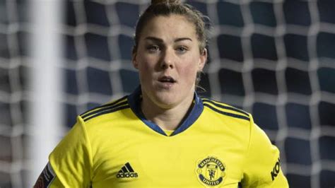 Mary Earps: Manchester United goalkeeper signs new contract - BBC Sport