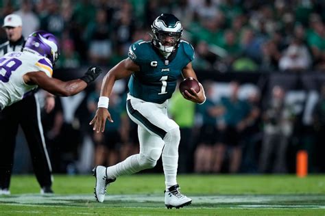 Eagles vs. Vikings: Jalen Hurts runs for 2 TDs, Birds win 34-28