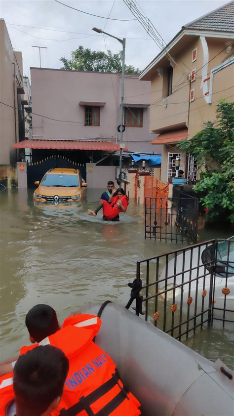 Cyclone Michaung: মিগজাউমের তাণ্ডবে ভাসছে চারদিক, দুর্যোগের দিনে মানুষ ...