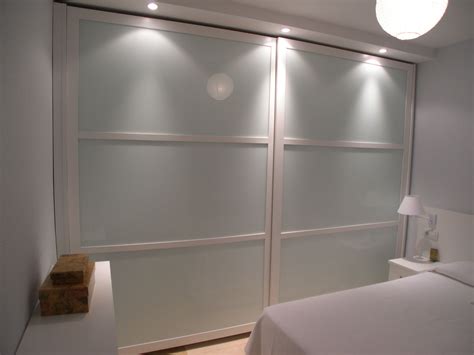 ARMARIO PUERTAS CORREDERA Y CRISTAL | Iluminación de armario, Muebles a ...