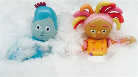 IGGLE PIGGLE and UPSY DAISY Toys In The Snow!! - YouTube