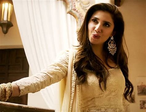 Twitter reacts: Mahira Khan’s debut in Raees has hearts racing