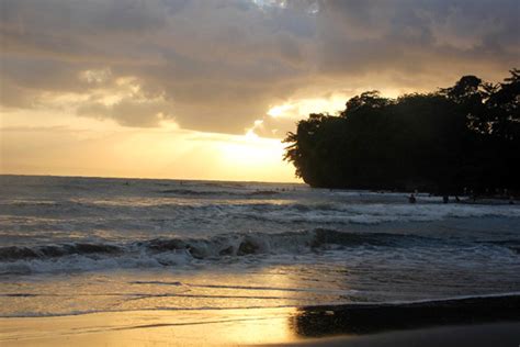 Pantai Batu Karas, Pantai Tenang Incaran Para Surfer - Indonesia Kaya