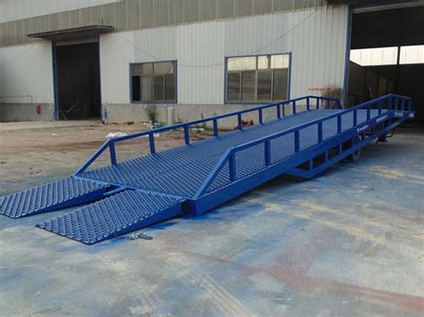 Warehouse mobile loading container level dock ramps | Unracking