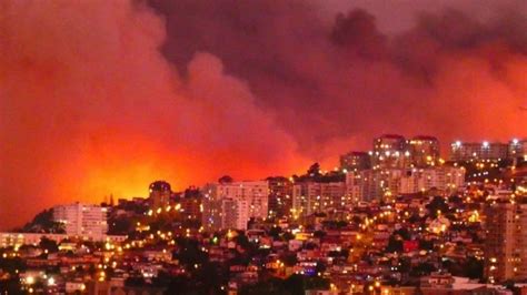 Viña del Mar: incendio forestal consume más de 400 casas y cientos de ...