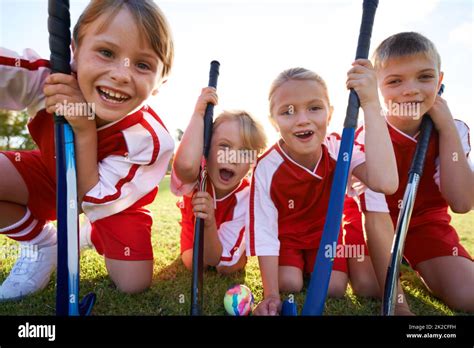 Kids playing grass hockey hi-res stock photography and images - Alamy