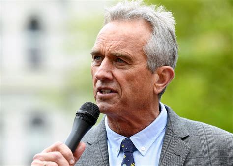 Robert F. Kennedy Jr. Sides With Abbott, GOP on Texas Border Barriers ...