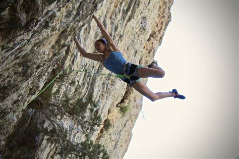 Oriane Bertone klettert Routenkombination "Panonoramix el les Cyclope" (8c+) - Der Kletterblock