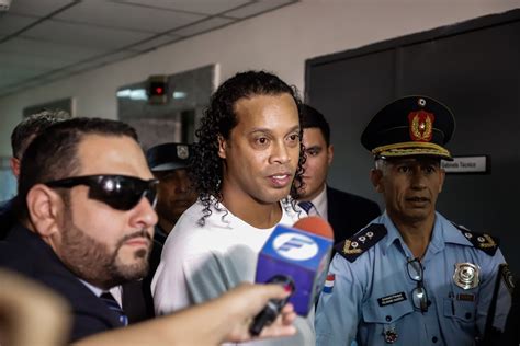 Ronaldinho released fro jail after 32 days, placed under house arrest