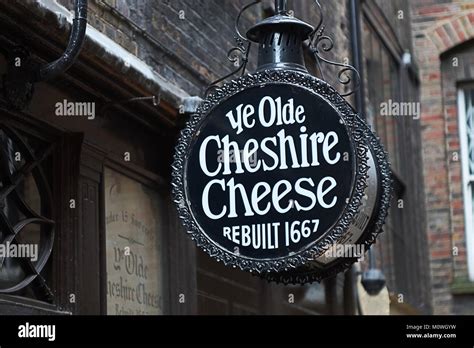 ye olde cheshire cheese pub Stock Photo - Alamy