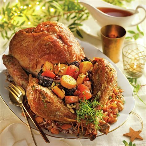 Pavo de Navidad relleno de frutos secos y embutidos, con arroz salvaje