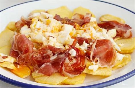 Huevos estrellados con jamón crujiente | Cocina