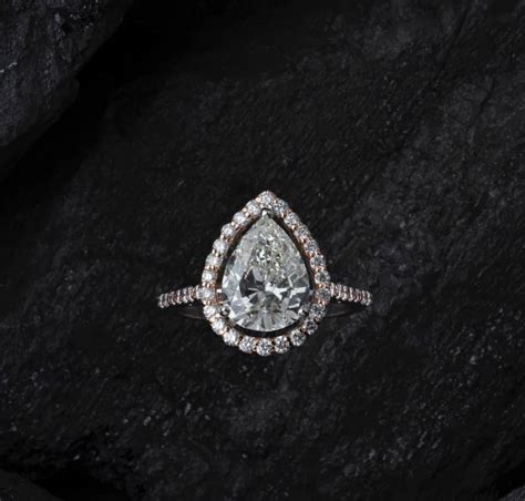 Pear Shaped Diamonds: What's the Best Engagement Ring Ratio?