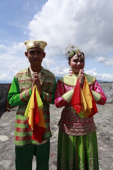 Pakaian Adat Ternate, Cermin Kemegahan Kesultanan Masa Lalu - Indonesia ...