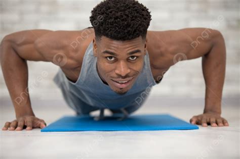 자신의 거실에서 운동 매트에 대한 피트니스 남자 훈련 사진 배경 및 무료 다운로드를위한 그림 - Pngtree