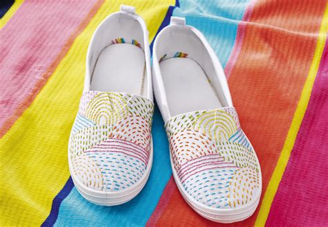 How to embroider shoes with a rainbow pattern for summer - Gathered