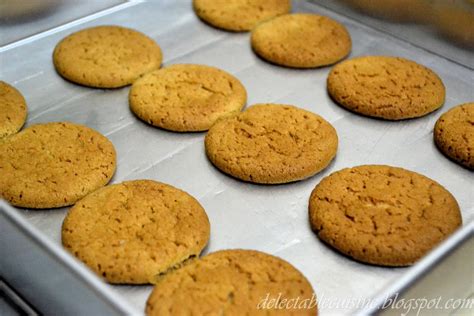 DELECTABLE CUISINE: Traditional Gingernut Biscuit