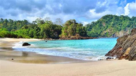 √ Pantai Pulau Merah: Keindahan, Lokasi, Tiket Masuk 2024