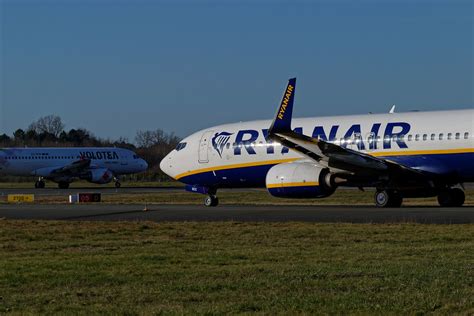 Boeing 737-800 Ryanair vs Airbus A319 Volotea | LFBD Airport… | Flickr