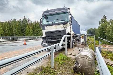 What Is a Jackknifing Truck Accident? | MNH Injury Lawyers