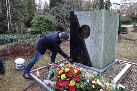 Feature: Chinese, Germans pay homage at tomb of John Rabe, "China's ...