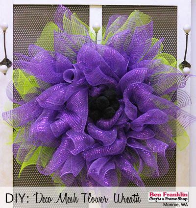 DIY Deco Mesh Flower Wreath - Tutorial available HERE Deco Mesh Crafts ...