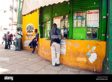 Kiosk scene between Moi Avenue and Tom Mboya Street, Nairobi, Kenya Stock Photo - Alamy