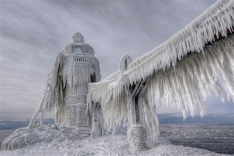 Astonishing Images of Frozen Lighthouse on Lake Michigan